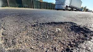 Centura de sud-est a Bucureștiului este ciuruită de gropi și plină de șanțuri. Efectul: șoferii preferă să intre în oraș, unde crește poluarea