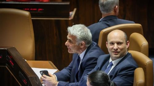 Israel: guvernul de coaliție de opt partide condus de Naftali Bennett a demisionat după un an în funcție și dorește alegeri anticipate. Opoziția condusă de Benjamin Netanyahu vrea să formeze un guvern alternativ