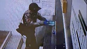 VIDEO Un bărbat mascat a intrat într-un amanet din Dristor și a aruncat cu benzină înspre angajatul agenției