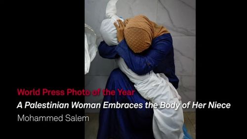 Fotografia unei femei palestiniene alături de nepoata ei decedată a câştigat concursul World Press Photo 2024