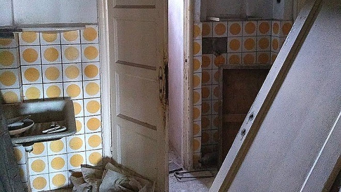 Localnicii din Aninoasa încep să plece din cele 11 blocuri cu risc de prăbuşire / Autorităţile încearcă să-i convingă pe oameni să rămână