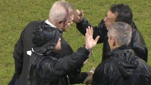 VIDEO Selecţionerul Mexicului, lovit în cap de o cutie de bere aruncată din tribune la finalul meciului cu Honduras / A părăsit terenul cu faţa însângerată