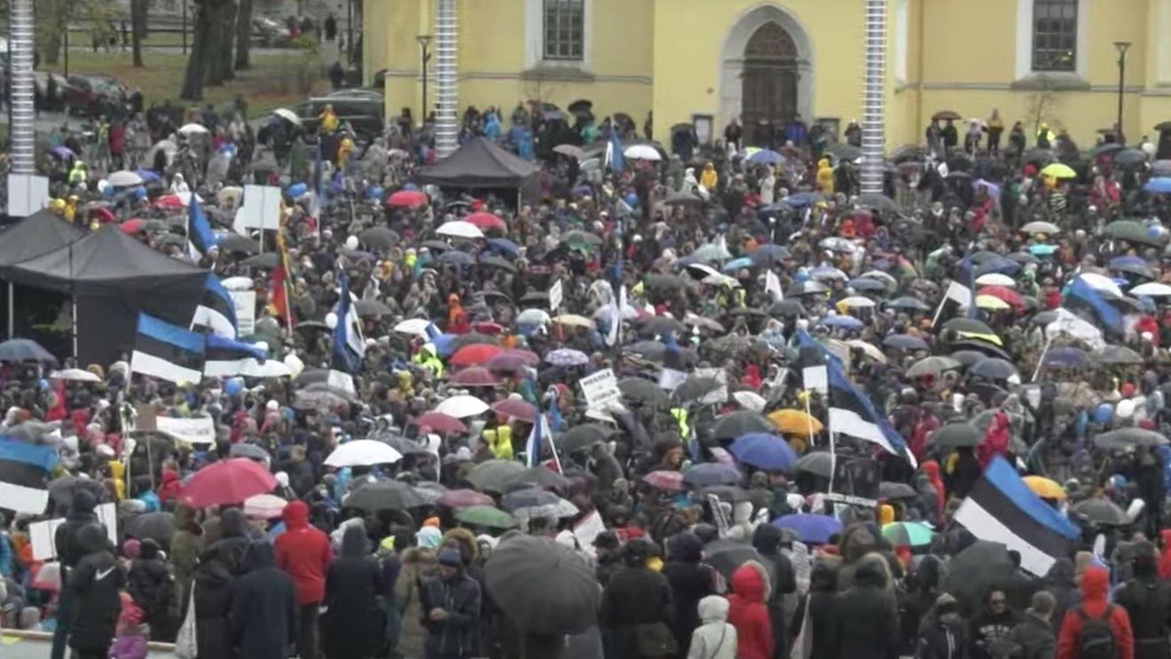 VIDEO Manifestații împotriva restricțiilor anti-Covid în Estonia, după ce guvernul a reintrodus reguli mai stricte împotriva pandemiei / Procentul de vaccinare e de 55%
