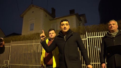 VIDEO Simion a protestat la Sibiu în fața uneia dintre casele președintelui Iohannis: Retrage-ți procurorii, retrage-ți frații Muraru. Pentru cele șase case pe care le-ai câștigat chipurile din meditații o să plătești. Dar până atuncea te dăm jos!