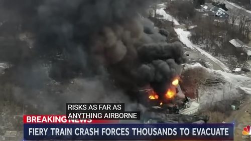 VIDEO Un tren care transporta un produs chimic folosit la fabricarea plasticului a deraiat în nordul SUA/ Incendiu uriaş, sute de persoane evacuate