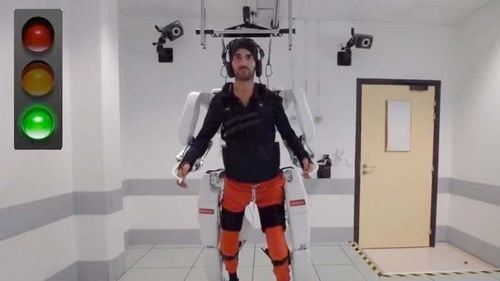 VIDEO Un exoschelet conectat la creier permite unui pacient tetraplegic să se mişte