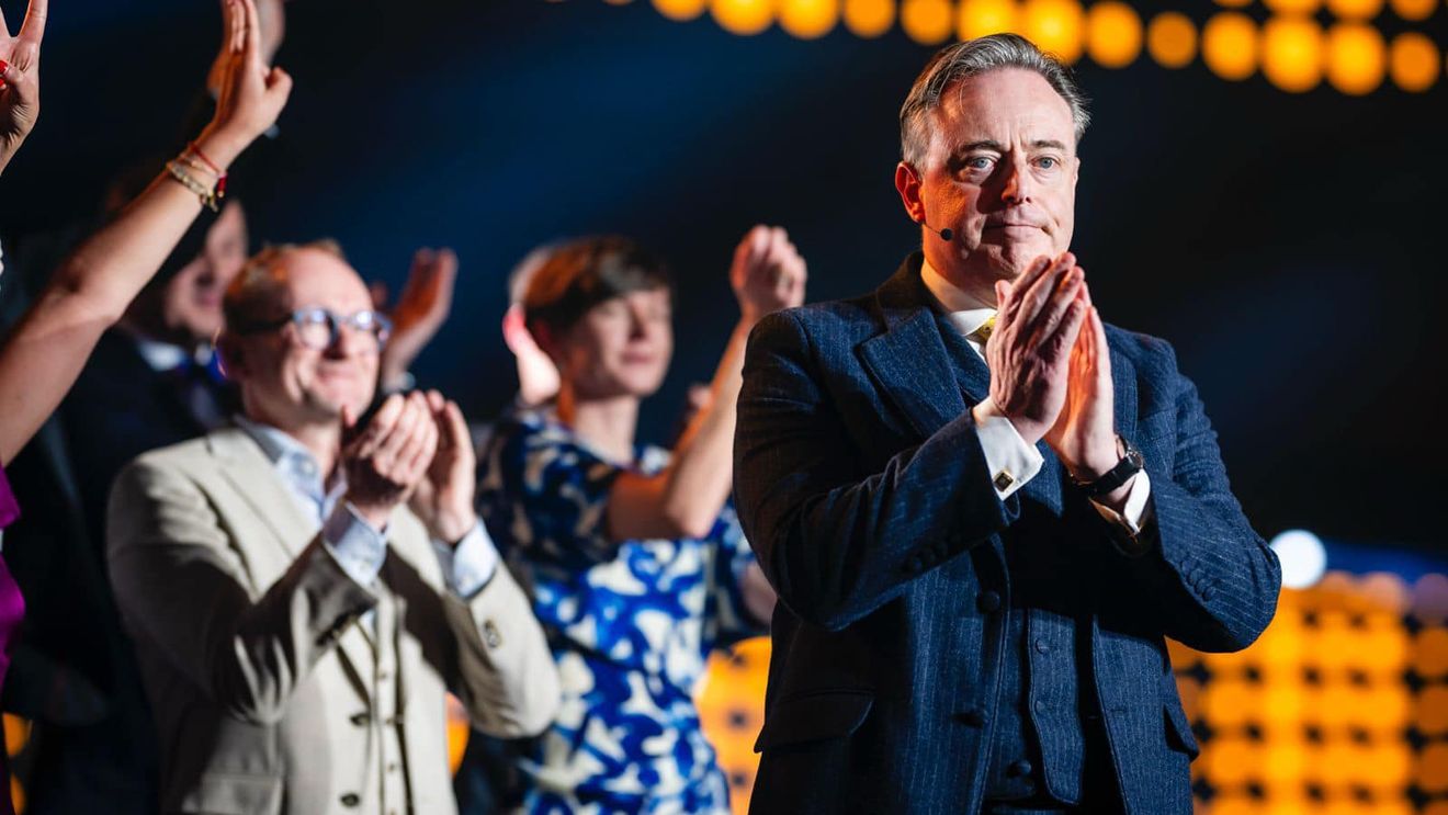 Conservatorul separatist flamand Bart De Wever a devenit noul premier al Belgiei