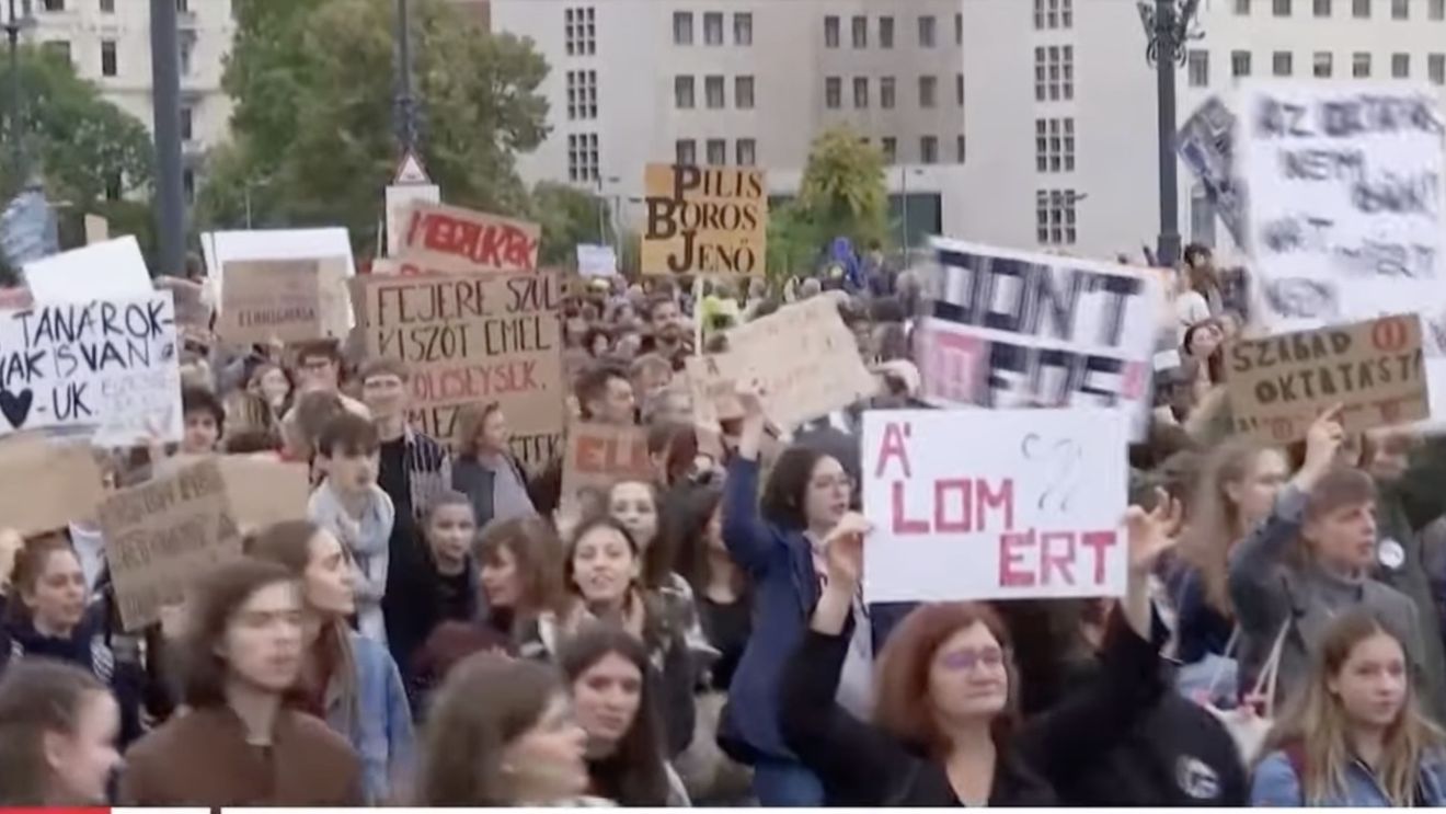 Ungaria: Profesori, elevi și părinți au ieșit din nou în stradă să protesteze față de concedierea cadrelor didactice care au participat la o manifestație considerată ilegală de autorități