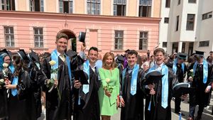 Peste 40 de profesori din liceul unde predă Carmen Iohannis intră în grevă. Director: Cei care vor să intre la ore, probabil că vor face online / Surse G4Media spun că soția președintelui nu e membru de sindicat