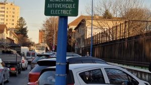 În teste la Braşov: „priza la stâlp” pentru mașinile electrice / În următoarele şase luni încărcarea va fi gratuită