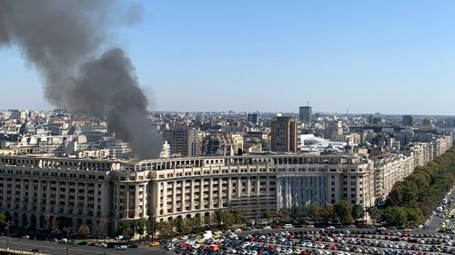 Incendiu în centrul Capitalei, în spatele Ministerului de Finanțe / Arde o clădire părăsită, parțial demolată