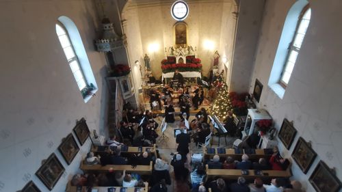 VIDEO&FOTO Magia sărbătorilor în singurul sat rotund din România. Concert de Crăciun în biserica romano-catolică din Charlottenburg