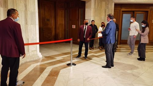 FOTO Negocieri PSD-PNL cu urlete, ziariștii sunt ținuți la distanță de sala discuțiilor pentru a nu mai auzi schimburile de replici