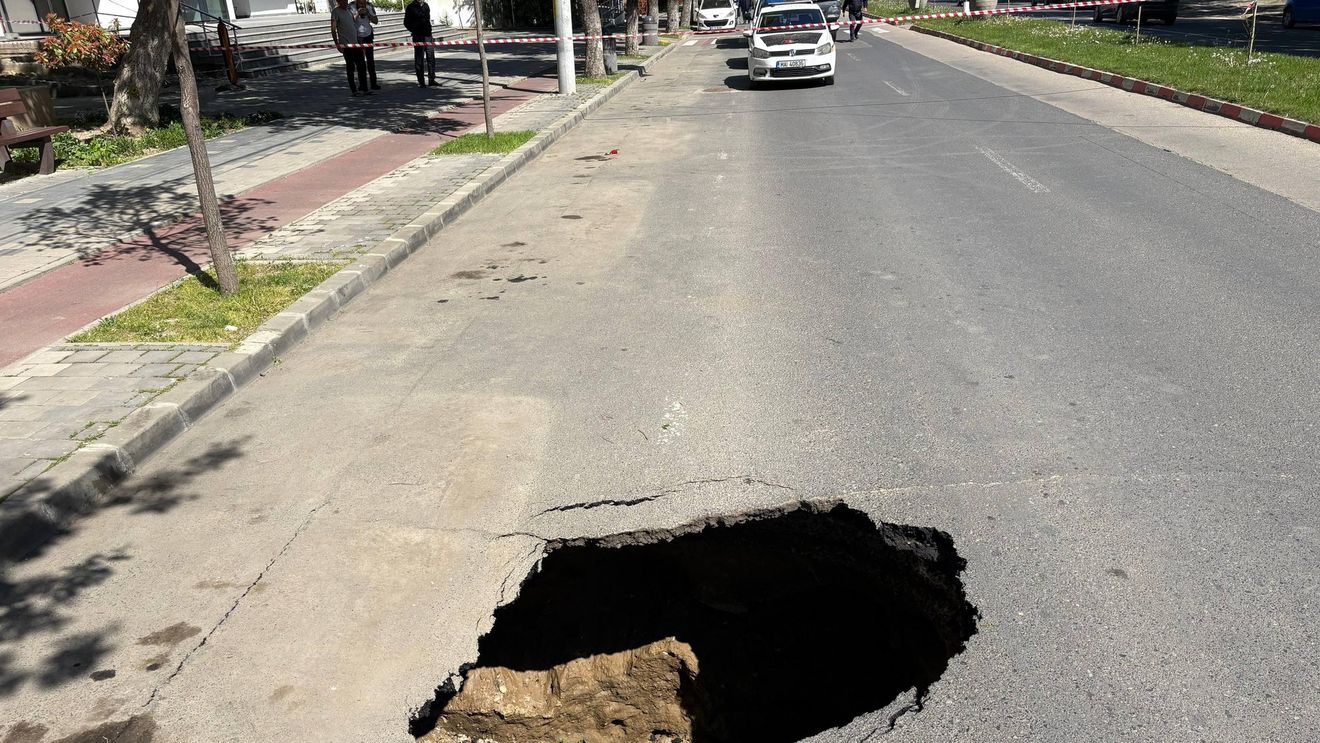 FOTO Asfaltul „cedează” în Slobozia: o gaură căscată pe Bulevardul Unirii, traficul dat peste cap