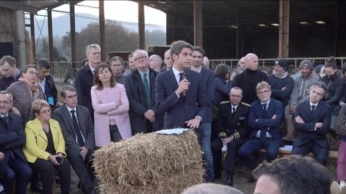 Premierul Franței, aşteptat în vizită la o fermă / Agricultorii ameninţă că încep „asediul Parisului"