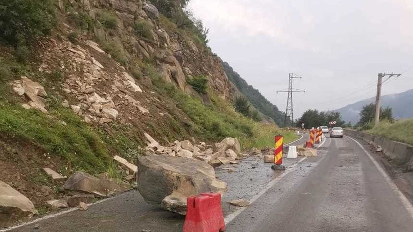 Trafic îngreunat pe DN 10, în judeţul Buzău, din cauza căderilor de pietre de pe versanţi