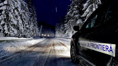 FOTO Obiecte de artă, descoperite la Vama Albiţa într-un autocar care intenţiona să iasă din ţară / Există suspiciunea că fac parte din patrimoniul naţional