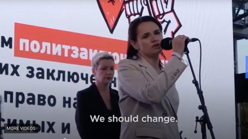 The Guardian: Belarus - papuci și democrație. O campanie electorală remarcabilă a soției unui blogger întemnițat îi creează probleme majore „ultimului dictator al Europei”.