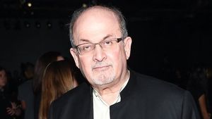 BREAKING Salman Rushdie a fost înjunghiat în gât, în timp ce se afla pe o scenă din New York (video) / Atacatorul a fost reținut / Scriitorul este în viață și a fost internat