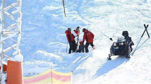 O echipă de salvamontişti a plecat în căutarea a trei tineri, după ce un părinte a anunţat că ei vor să urce pe Vârful Moldoveanu, dar nu au echipament adecvat/ Tinerii ar fi întors maşina la un moment dat, drumul fiind greu de parcurs