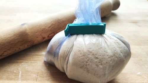 ABC în bucătărie. Știai că un rest de aluat dospit vechi poate îmbunătăți gustul, aroma și textura pâinii sau blatului de pizza? „Una dintre cele mai vechi metode folosite de brutari”