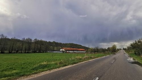 Ploi torențiale, vijelii și grindină în Moldova și Muntenia. ANM a emis cod galben