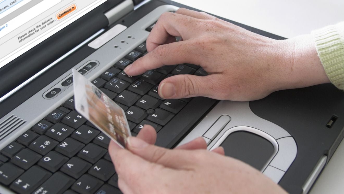 Anchetă coordonată de ofițeri germani în Sibiu, Râmnicu Vâlcea și Drăgășani: tranzacții online de peste 100 de milioane de euro / Trei persoane au fost arestate și duse în Germania