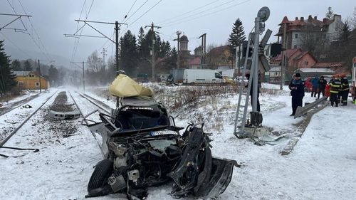 Trei persoane, între care un copil de 12 ani, au ajuns în stare gravă la spital după ce mașina le-a fost zdrobită de tren, în Bușteni/ Șoferul nu a oprit la nivel cu calea ferată