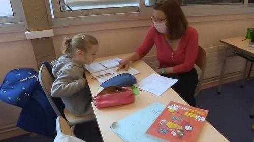 Cât de mare este “urgența socială” a redeschiderii școlilor? Modelul francez văzut cu ochi de englez