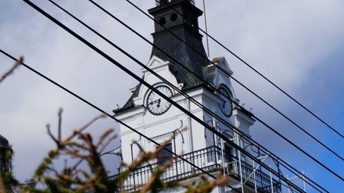 Municipiul Suceava, împânzit cu afișe AUR despre transformarea urbei într-un ”oraș de 15 minute” / Primar: ”Un fake news. La noi oricum parcurgi orașul dintr-un capăt în altul în 15 minute”