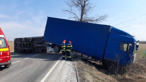 Un șofer ucrainean care transporta ajutoare din Turcia a făcut accident în județul Iași / Acesta avea o alcoolemie de 1,08 mg/l alcool pur în aerul expirat