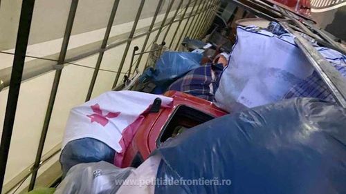 Peste 46 de tone de articole second-hand pentru asociații din România, întoarse din Petea / Nu erau curățate, conform normelor legale / Haine, saltele, încălțăminte și produse de uz casnic
