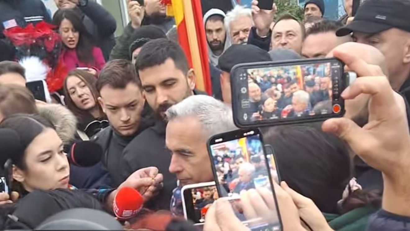 Călin Georgescu a ieșit în fața secției de vot: Nu chem pe nimeni să facă nimic, e pur și simplu un moment de reculegere / Am spus că sunt aici în mod pașnic, chem pe toat lumea doar la acest mod pașnic / Azi noapte am stat fără curent, fără căldură. Curentul era oscilant