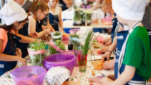 Ordonanța care prevede Masa caldă în 150 de școli, publicată în Monitorul Oficial. Programul ar putea intra în vigoare abia peste 30 de zile, dacă autoritățile fac norme de aplicare