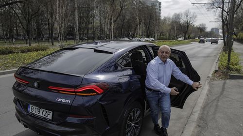 Cîrstoiu, întrebat cu ce mașină a venit la conferința de presă: Cu mașina personală / BMW-ul X6 din parcarea sediului de campanie nu figurează în declarația de avere ca mașină personală, ci aparține firmei sale/ Ce spune despre Cadillac-ul din garaj