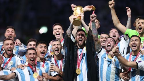 Un avocat din Oman oferă 1 milion de dolari pe mantia îmbrăcată de Messi după ce a primit trofeul CM / ”Va fi expusă pentru a comemora acest moment de mândrie şi pentru a ne ajuta să-l retrăim”