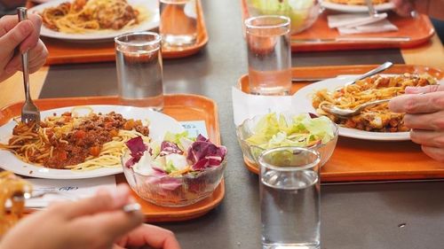 Doar două studente au solicitat să se angajeze part-time la cantina Universității „Transilvania” / Instituția a lansat un program pentru studenți, din cauza lipsei personalului / Se oferă 800 de lei pe lună și o masă caldă, zilnic