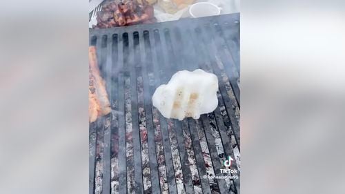 Zăpada a adus o altă teorie a conspirației: e falsă! / ”De ce nu se topește pe grătar?” / Un inginer explică efectul Leidenfrost