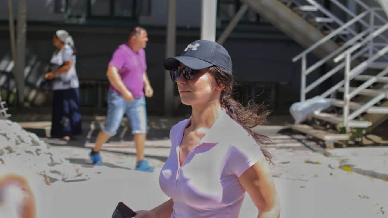 VIDEO Femeia jandarm lovită vineri seara în Piaţa Victoriei a fost externată. A ieșit din spital alergând