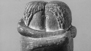 Sculptura „Sărutul” de Brâncuşi nu va părăsi Cimitirul Montparnasse din Paris / Lucrarea amplasată pe un monument funerar a fost revendicată de moștenitorii unei exilate ruse