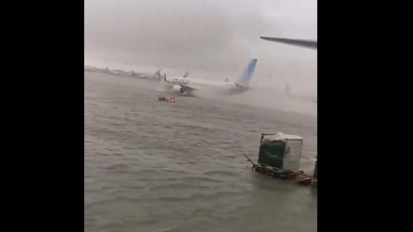 VIDEO Aeroportul Internaţional din Dubai a deviat zborurile din cauza unei furtuni care a transformat pistele într-un adevărat lac