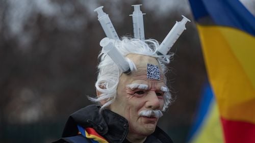 GALERIE FOTO Cum se vede în imagini protestul violent organizat de AUR în 21 decembrie/ Mașini vandalizate, Parlament blocat, jandarmi impasibili, zeci de amenzi și două rețineri