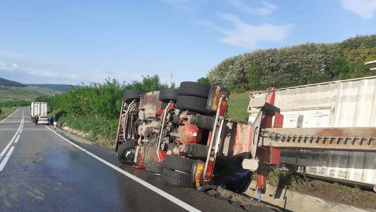 Un TIR s-a răsturnat într-o localitate din Vaslui/ Șoferul a refuzat să meargă la spital