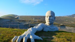 O comună de 5.000 de locuitori din Italia preia 300.000 de tone de deșeuri pe an din aproape toată Toscana / Groapa de gunoi găzduiește expoziții de artă și are două teatre  / Locuitorii sunt acționari și nimeni nu vinde: ”Dividendele sunt prea mari”