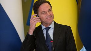 Premierul Mark Rutte, pus la zid de parlamentarii olandezi care îl acuză că a șters mesaje din corespondența ministerială/ Premierul nu este fan smartphone și folosește un telefon Nokia în care poate păstra doar 20 de mesaje