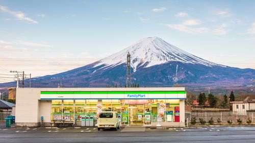 Nou trend turistic în Japonia: tururi ghidate în magazinele de proximitate/ Cel mai popular suvenir: șosete cu dungi de 2 dolari
