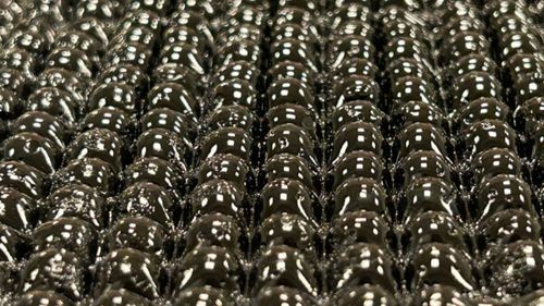 Cercetătorii de la MIT au creat un dispozitiv revoluționar care extrage apă din aer folosind doar variațiile de temperatură