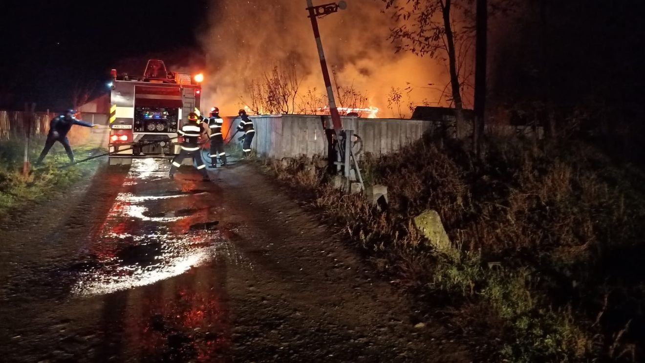 Un incendiu violent a izbucnit în Botoșani: O casă și un atelier de tâmplărie au ars din cauza unui scurtcircuit