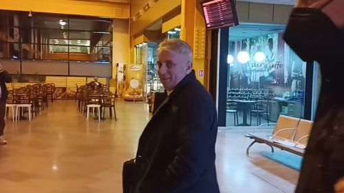 VIDEO Lucian Bode, întâmpinat pe Aeroportul Cluj cu mesajul ”Demisia! Sunteți plagiator dovedit! Rușinea Sălajului”