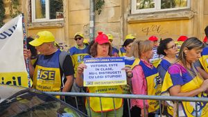 Protestele organizate de sindicate la Ministerul Educației față de Legea Bolojan au ajuns în ziua a 19-a / Manifestanții scandează „Demisia”, „Vom lupta și vom câștiga”